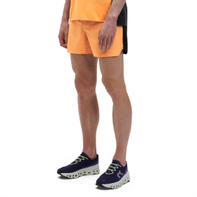On Running hombres mango/negro 5 pantalones cortos livianos